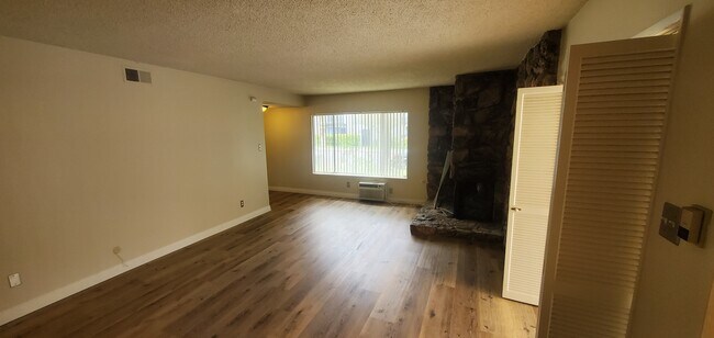 Building Photo - 411 N Chapel Ave