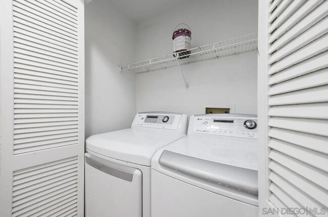 Building Photo - 7565 Charmant Dr