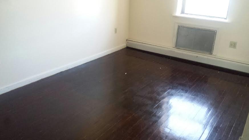 Primary Photo - 107 Hart St