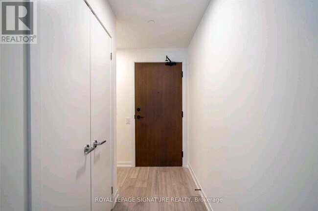 Photo du bâtiment - 4065 Confederation Pkwy