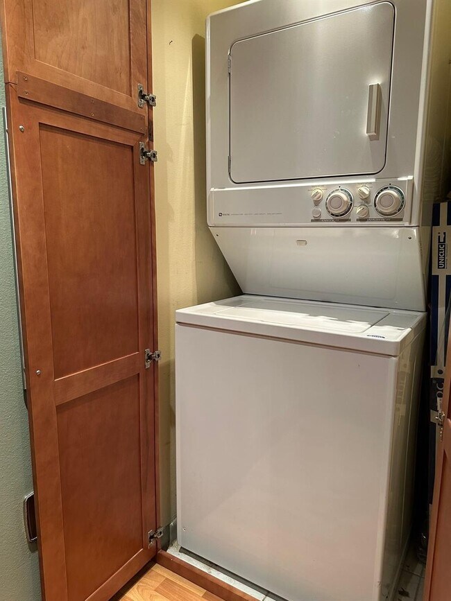 Foto del edificio - 6800 Cypress Rd