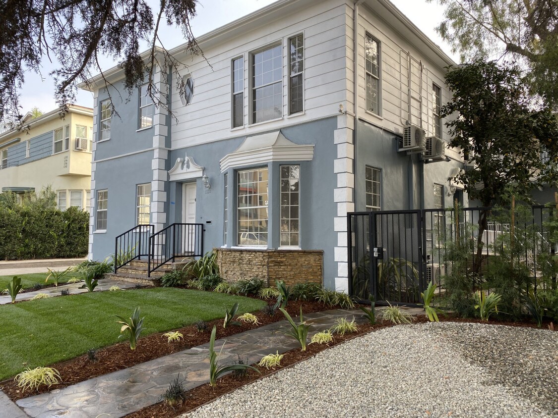 Primary Photo - 1344 N Alta Vista Blvd