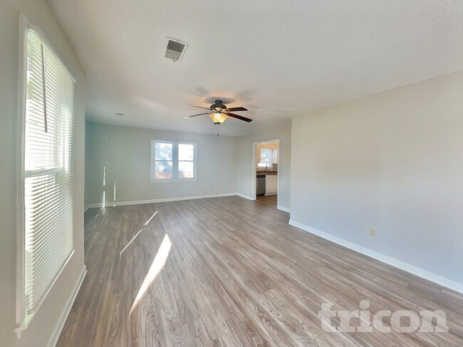 Foto del edificio - 812 N Royal Tower Dr