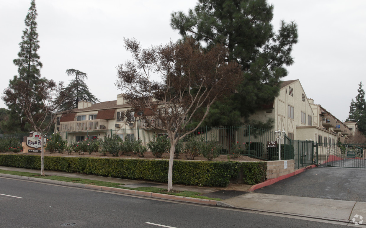Foto del edificio - Royal Rose Apartments