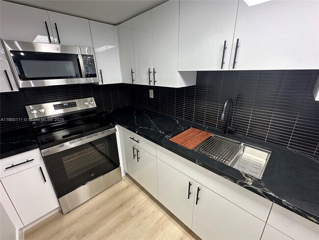 Foto del edificio - 10090 NW 80th Ct