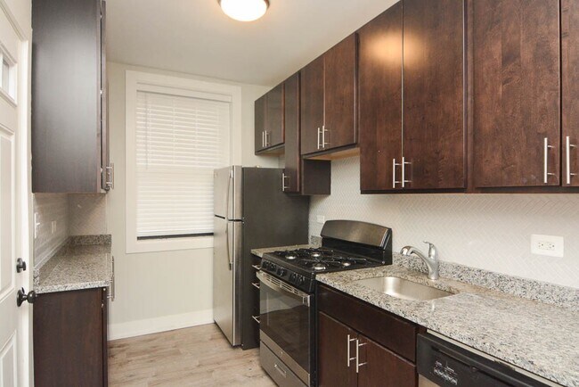 Building Photo - 721 W Brompton Ave