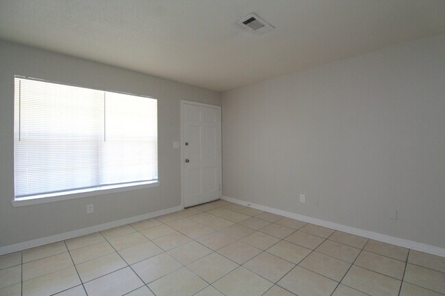 Foto del edificio - North Pensacola Duplex Near UWF & I-10 – Ready for Immediate Move-In