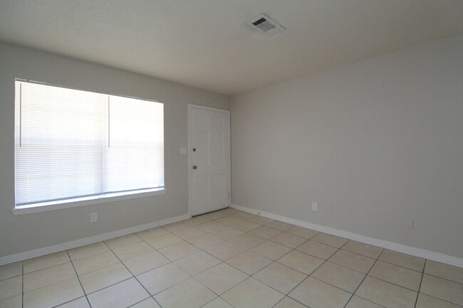 Building Photo - North Pensacola Duplex Near UWF & I-10 – Ready for Immediate Move-In