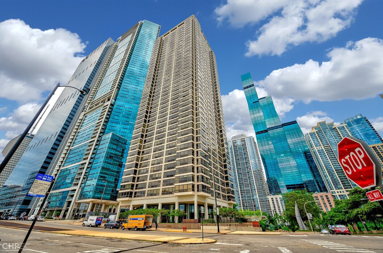 Foto principal - 360 E Randolph St