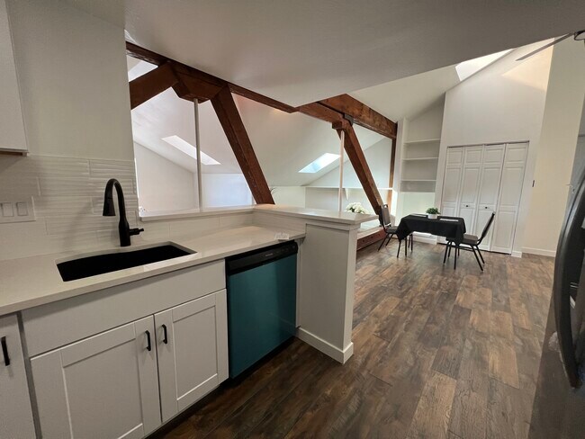 Building Photo - 108 W Byers Pl