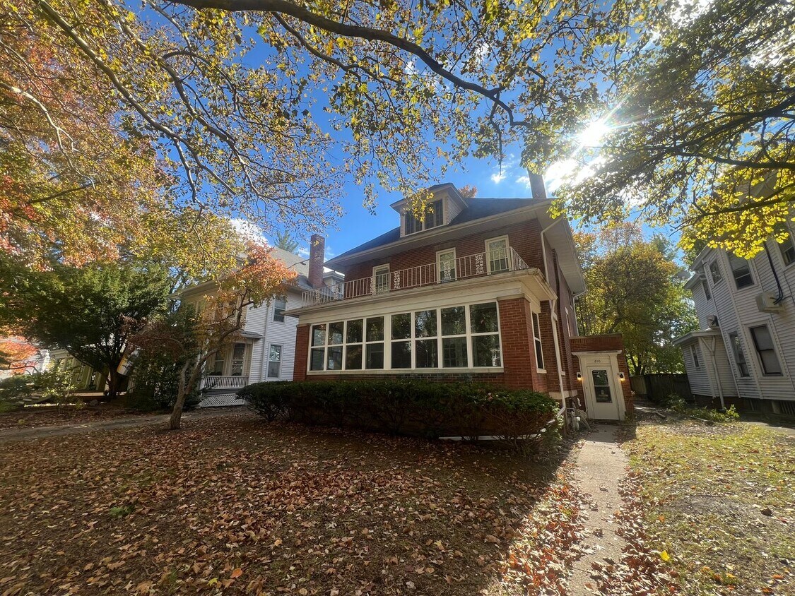 Foto principal - 810 W Edwards St