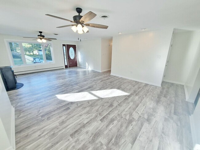 Foto del edificio - 3 Bed / 1-1/2 Bath Single Family Home