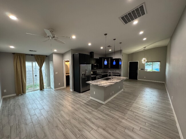 Foto del edificio - 1558 W 5th St