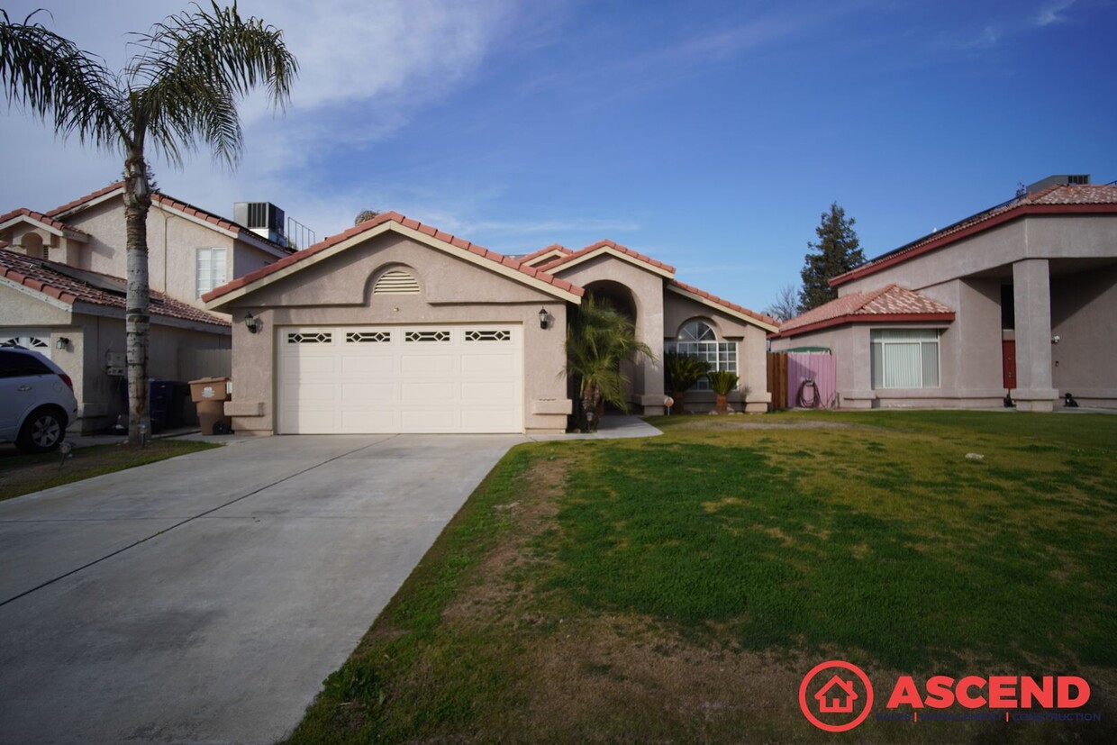 Primary Photo - Fabulous Home Off of Ashe and Harris!