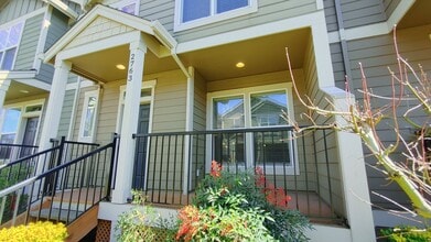 Building Photo - 2763 SE Irwin Ct