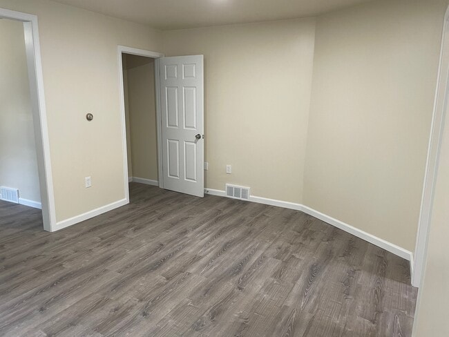 Living/ Dining area - 915 W 3rd St
