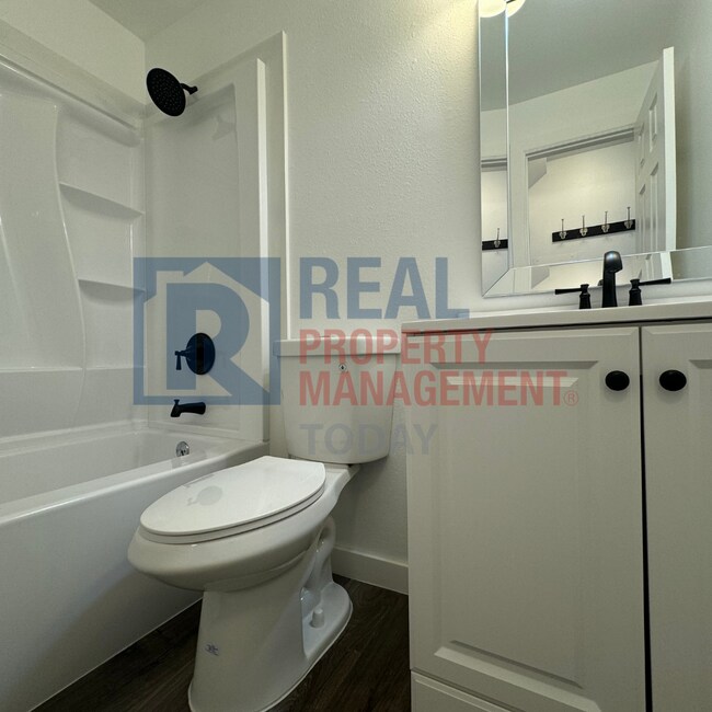 Building Photo - Freshly Updated 1-Bedroom Loft Featuring a...