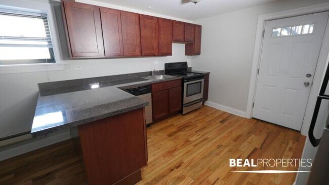 Building Photo - 1 bedroom in CHICAGO IL 60657