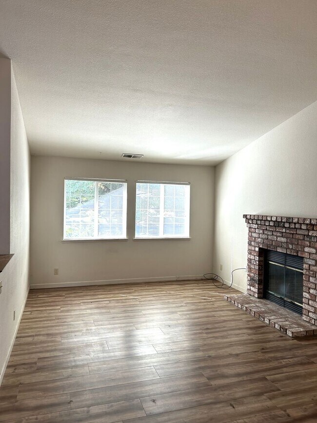Foto del edificio - 3 bed/ 2 bath home between The Avenues and Amber Grove