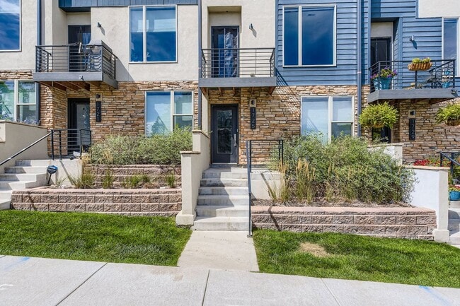 Building Photo - Luxury 3 bed, 3.5 bath Townhome Blocks fro...