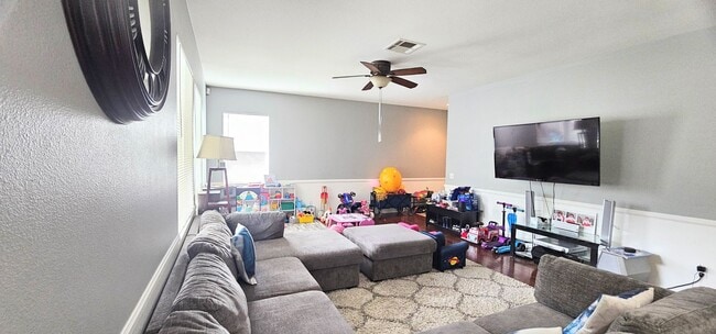 Foto del edificio - Beautiful Single Story Home - Professional Landscaper included