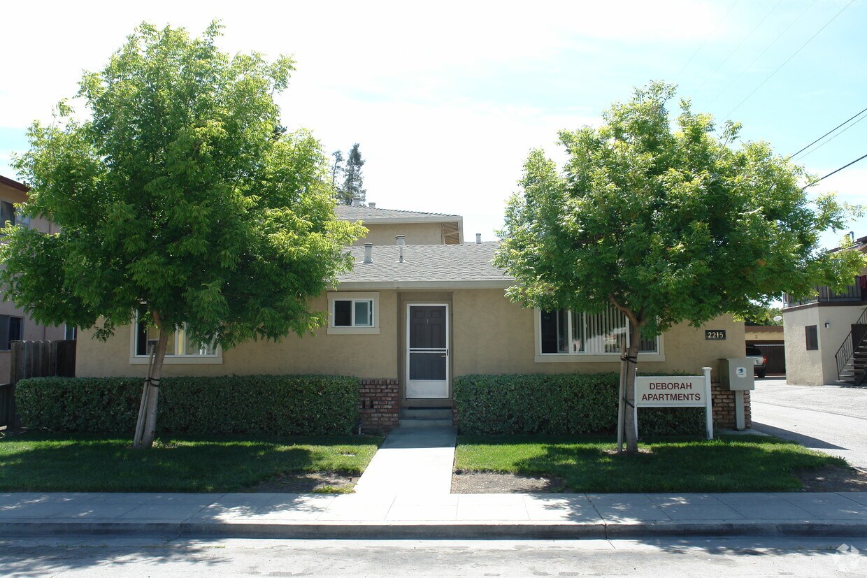 Foto del edificio - Deborah Drive Apartments