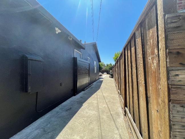 Building Photo - 463 Menker Ave