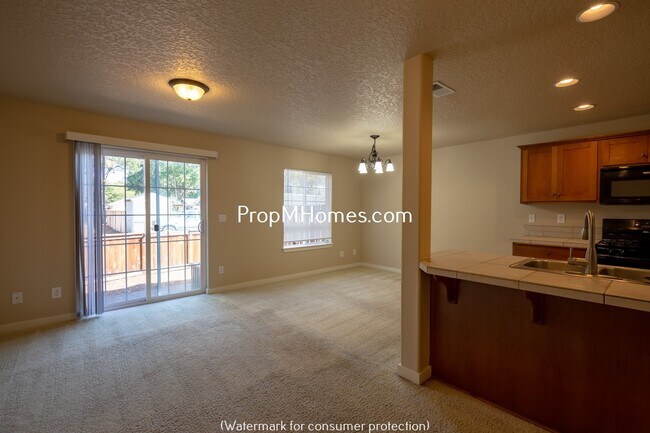 Foto del edificio - Three Bedroom Townhome in Great Canby Neighborhood!