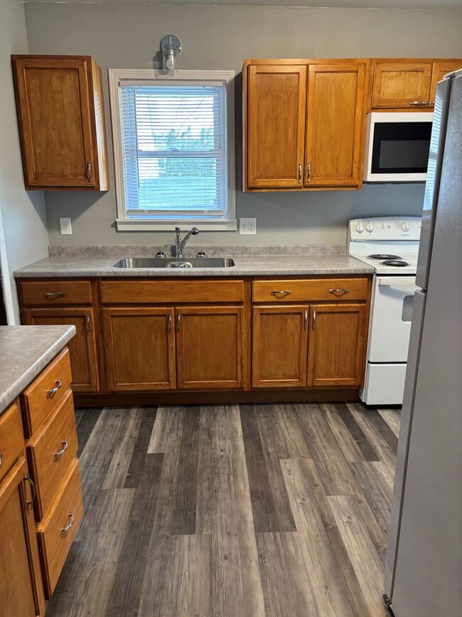 Building Photo - 2 bedroom, 1 bath house