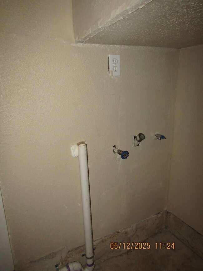 Building Photo - Lovely 3 bedroom 1 1/2 bath Pet friendly home