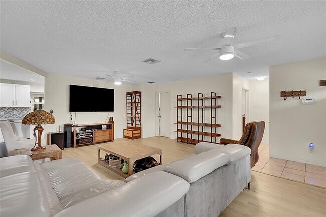 Foto del edificio - 4540 SW 26th Terrace