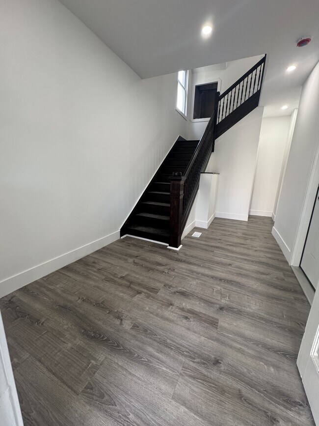 Building Photo - 348 Baynes St