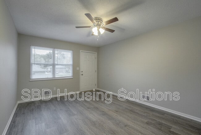 Building Photo - 11813 Henry Ave