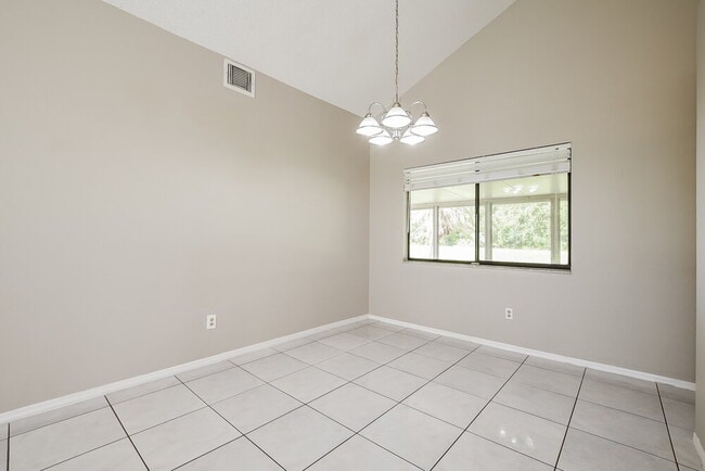 Foto del edificio - 825 Virginia Woods Ln