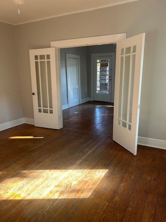 Photo - 909-911 Sunset Apartment