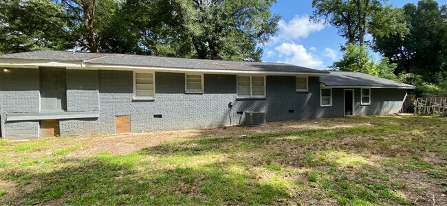 Foto del edificio - 1624 E Fayetteville Rd