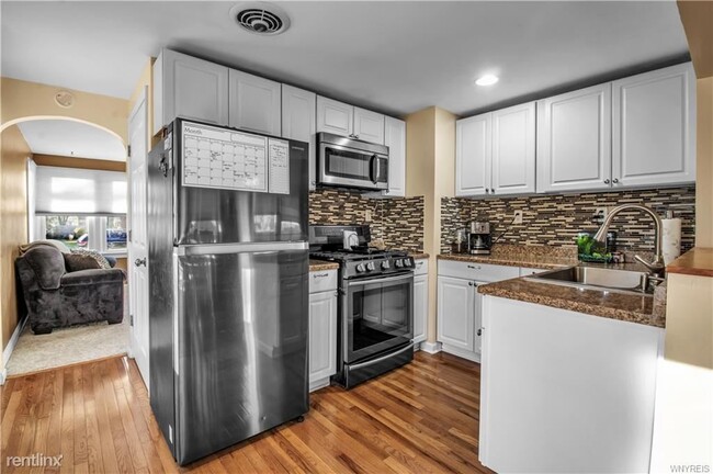 Foto del edificio - 3 br, 1 bath House - 727 Beach Rd