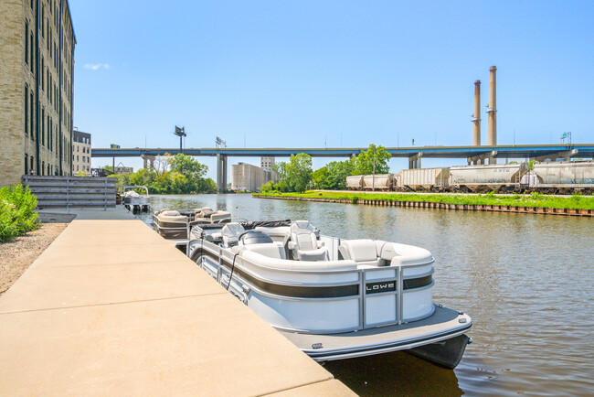 Barco pontón para residentes - River Place Lofts