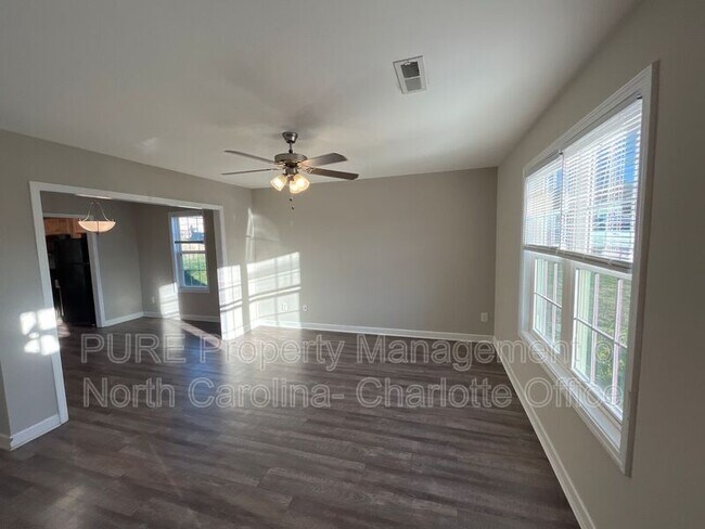 Building Photo - 215 N Oak St