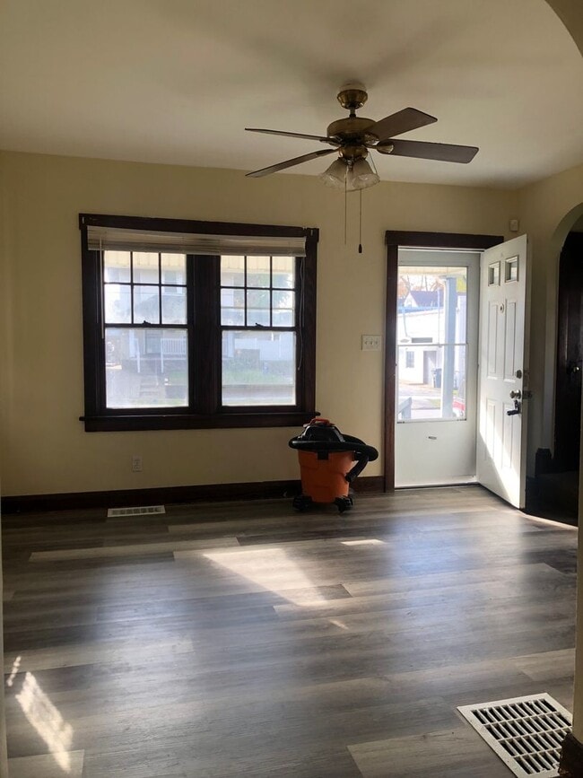 Building Photo - 2 Bedroom West Toledo