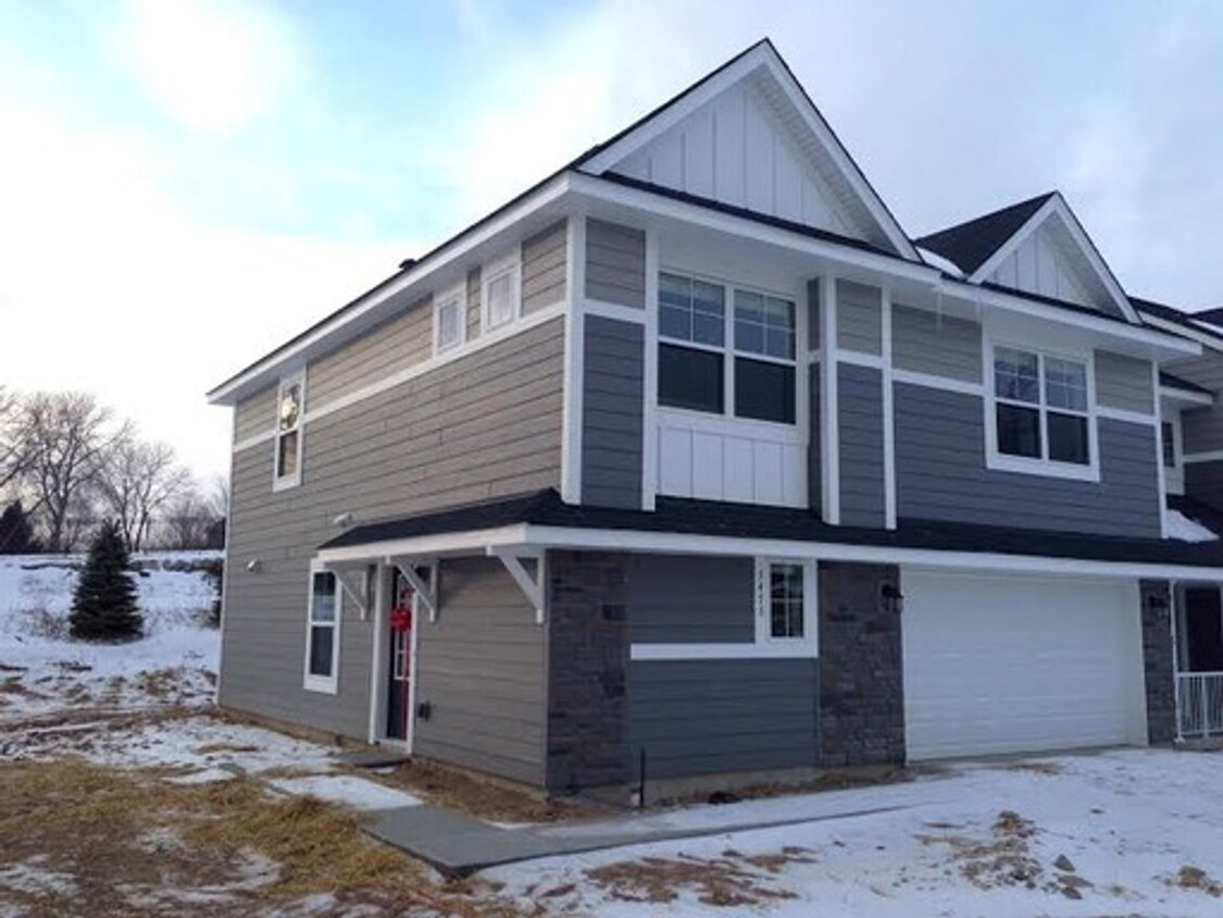 Foto principal - Beautiful End Unit Townhome- Internet Incl...
