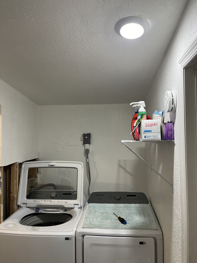 Laundry - 2103 Golfview Ct