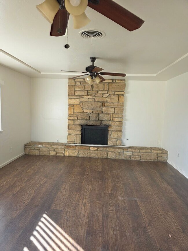 Foto del edificio - 230- 3988p -6210 &amp; 6212 Wright Ave. - AS