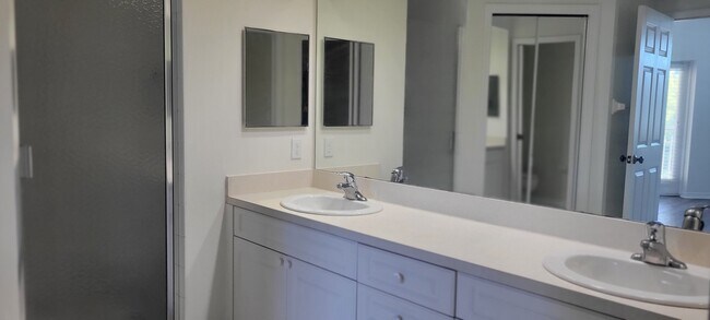 Baño principal - 960 Starkey Rd
