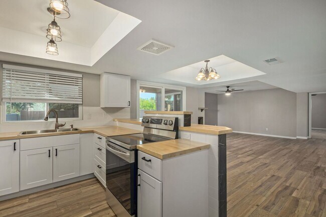 Building Photo - Central & Thunderbird 3 bdrm 2 bath Home w...