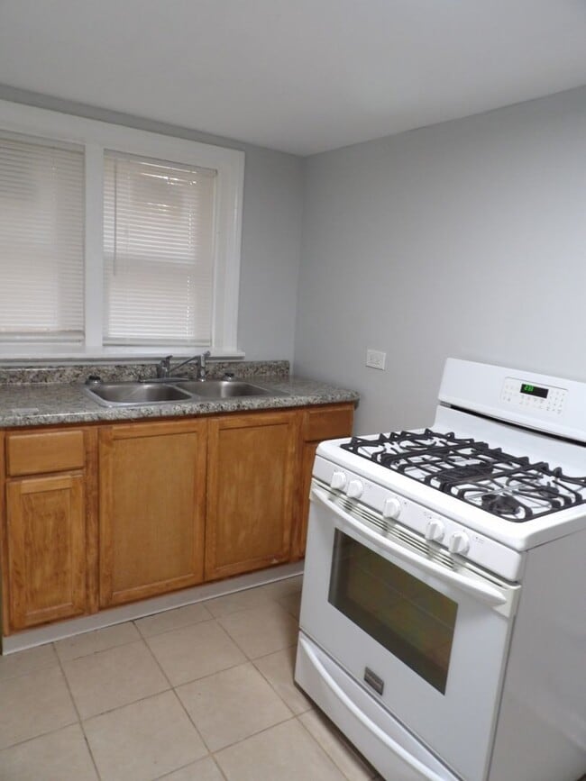 Building Photo - 8005 S Eberhart Ave