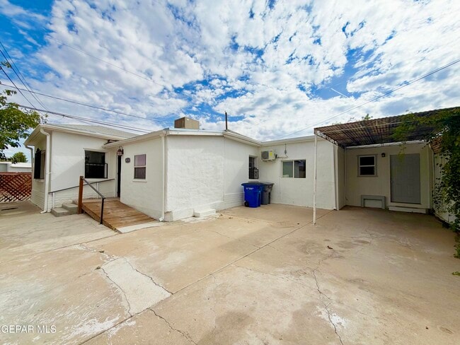 Building Photo - 418 S Estrella St