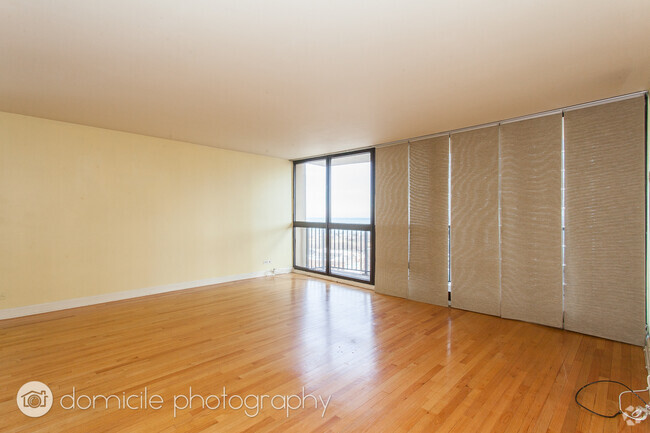 Building Photo - 1540 N La Salle Dr