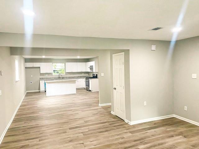 Building Photo - 305 Red Haven Dr