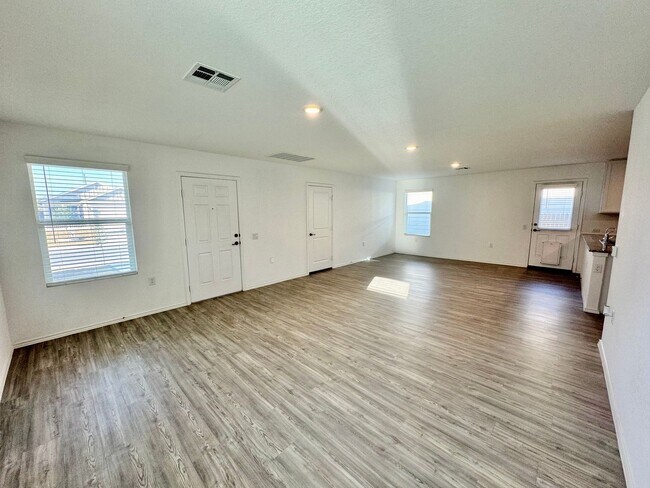 Foto del edificio - Charming 3/2 Home with Garage, Fenced Backyard & Community Amenities!